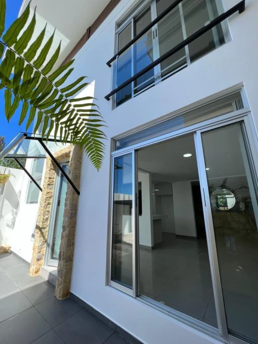 SE RENTA HERMOSA TOWN HOUSE PINARES