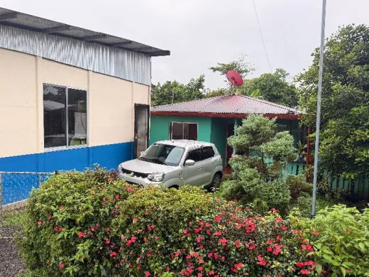 Casa con local comercial y vista al Arenal — El Tanque, Fortuna