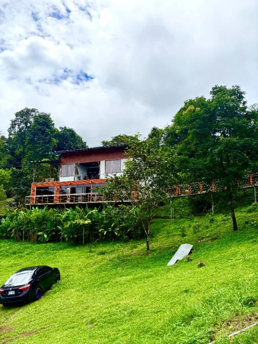 Casa de lujo de dos plantas con jacuzzi, sauna y vista al Arenal — Fortuna