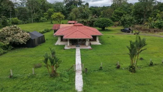 Propiedad con 3 casas, piscina, río y vista al Volcán Arenal | La Fortuna