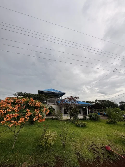 Finca agrícola con casa y río — Fortuna