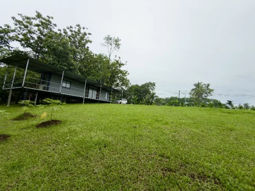 Casa contenedor moderna rodeada de naturaleza — Chachagua, Fortuna