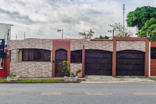 Excelente casa en las Gravilias sobre calle principal